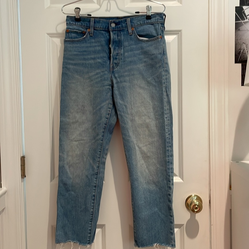 Size 29 Levi’s Frayed Hem Boyfriend Button Fly Jeans